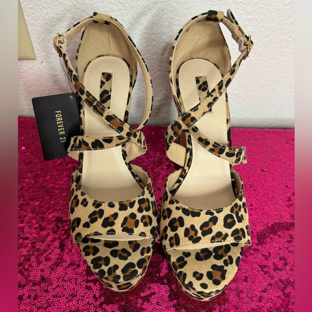 NEW w/Tags 🏷️ F21 Tan Leopard Print Chunky Platform Heels (Women’s Size 8.5)